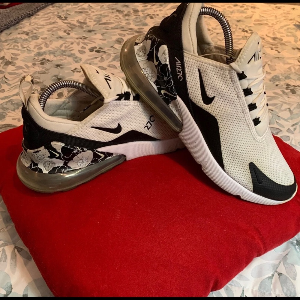 Black and wite Nike 270
